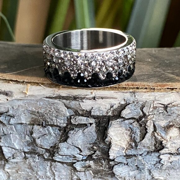 Fifth Avenue Swarovski Crystal Gradient Ring SZ 7 NEW - Picture 1 of 8